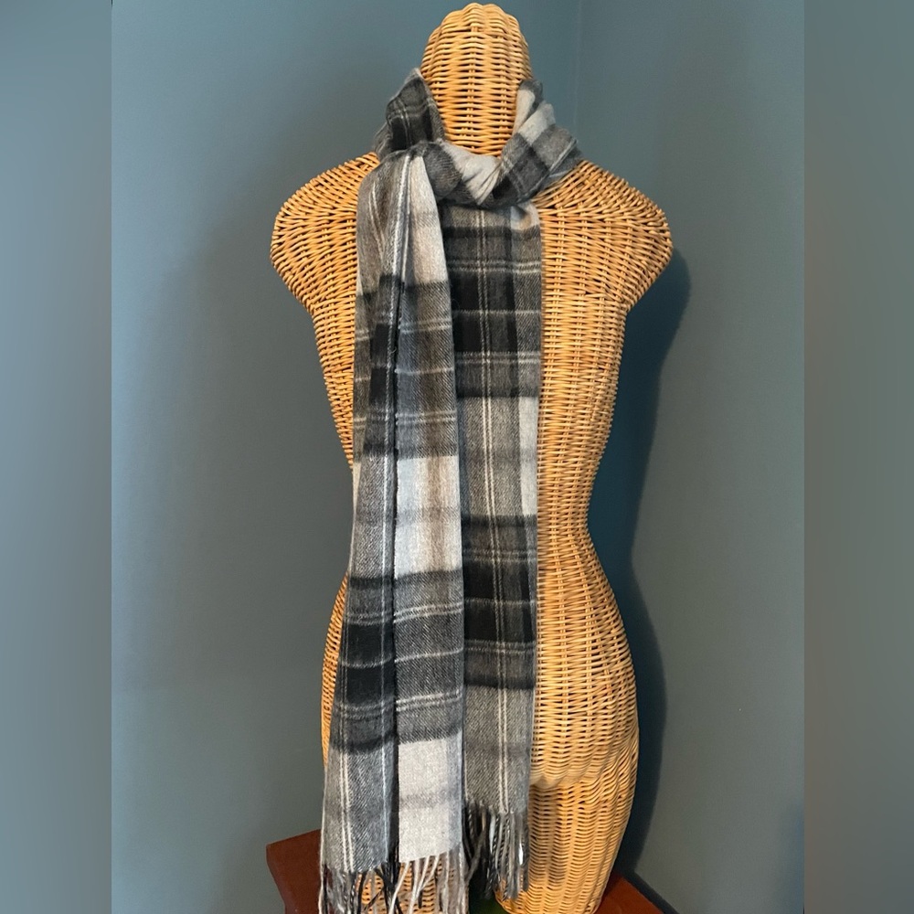 Nordstrom NWT Men’s Shop Wool Plaid Scarf Grey Black & Charcoal. Fringe  12”x78”
